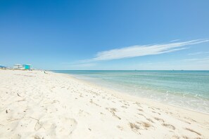 På stranden, solstolar och strandhanddukar