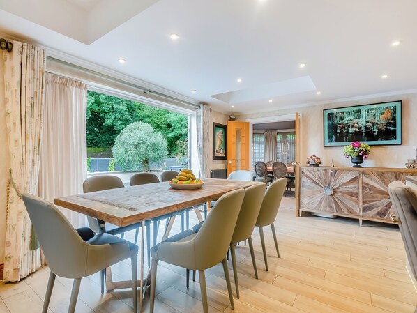 Dining - Perfect for a special occasion or get-together. (Medstead, near Alton)