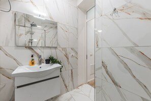 Secadora de cabello, toallas, jabón, papel de baño 
