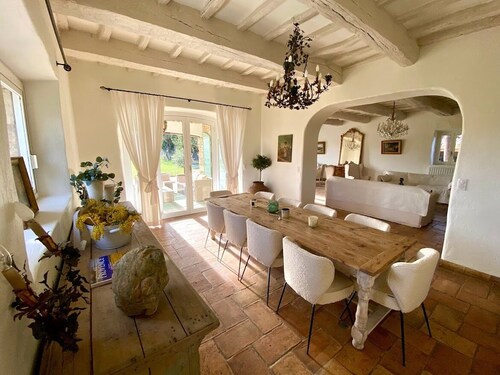 Mas Provençale Entouré de Pommiers, Piscine et Terrain de Tennis