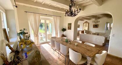 Mas Provençale Entouré de Pommiers, Piscine et Terrain de Tennis