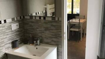 Serviettes fournies, savon, papier toilette