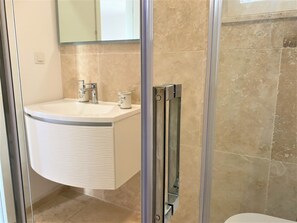 Regadera, secadora de cabello, toallas, jabón 