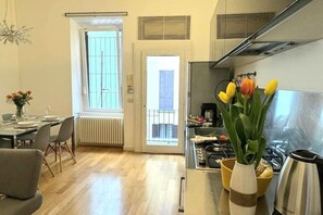 Réfrigérateur, un four, surface de cuisson, lave-vaisselle