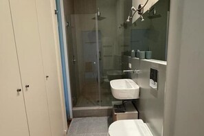 Dusche, Haartrockner, Bidet, Handtücher