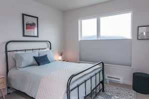 2 habitaciones, escritorio y tabla de planchar con plancha