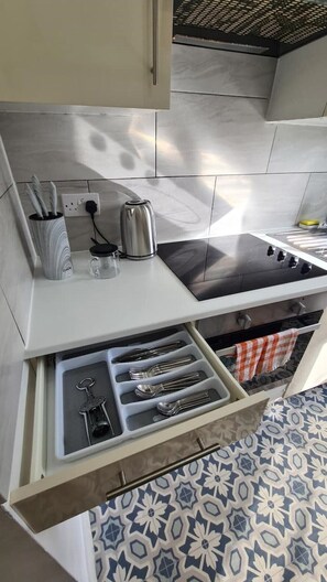 Ovn, vannkoker og kjøkkenutstyr