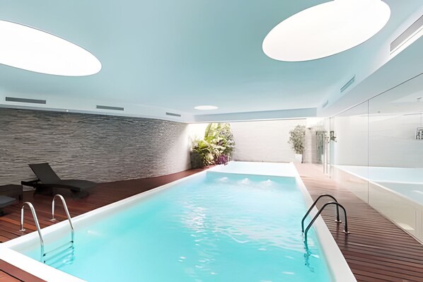 Indoor pool, seasonal outdoor pool - Oceana Suites Isabel (Punta del Este)