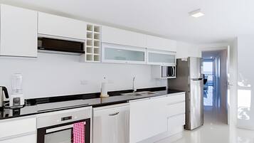Apartamento | Cozinha privada | Geladeira, micro-ondas, fogão, lava-louças