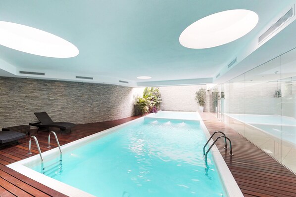 Piscina coperta, piscina stagionale all'aperto