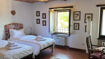 5 Schlafzimmer, Schreibtisch, Bügeleisen/Bügelbrett, Reisekinderbett