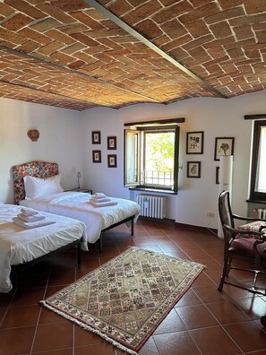 5 bedrooms, desk, iron/ironing board, travel crib