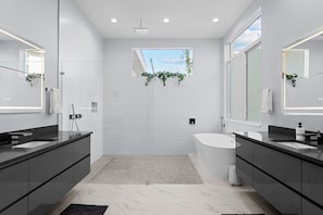 Douche, sĂšche-cheveux, serviettes fournies, papier toilette