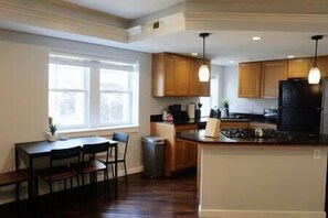 Réfrig érateur, micro-ondes, four, plaque de cuisson