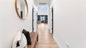 A hallway with a wooden bench and a mirror on the wall. - Lux Lake View Retreat: Table Rock View, Hot tub, Pool, Pet Friendly (Hollister)