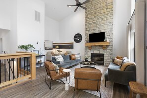 スマートテレビ、暖炉��、書庫