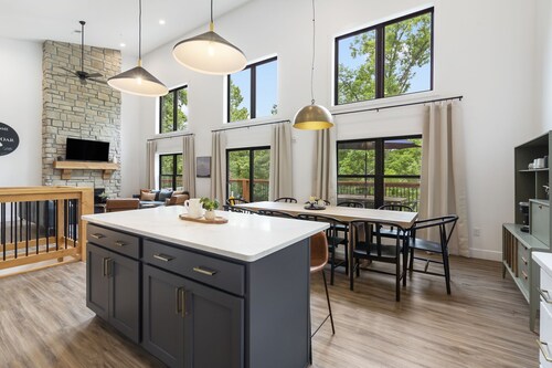 Luxury Modern Retreat on Taneycomo En-Suite Bathrooms Hot Tub Outdoor Pool