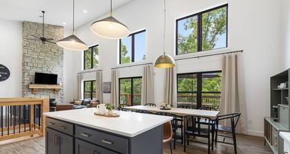 Luxury Modern Retreat on Taneycomo En-Suite Bathrooms Hot Tub Outdoor Pool