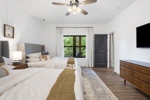 5 habitaciones, tabla de planchar con plancha y cuna de viaje 