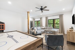 Smart TV, fireplace, books - Luxury Modern Retreat on Taneycomo On-Suite Bathrooms Hot Tub Outdoor Pool  (Branson)