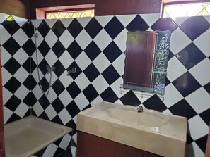 Shower, towels, soap, toilet paper - Superbe Bungalow Avec Piscine VI (Nosy-Be)