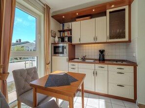 Kjøleskap, mikrobølgeovn, kaffetrakter/tekoker og brødrister