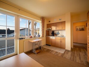 Réfrigérateur, lave-vaisselle, cafetière/bouilloire, grille-pain