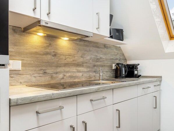 Fridge, oven, dishwasher, coffee/tea maker