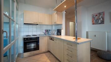 Kühlschrank, Ofen, Geschirrspüler, Wasserkocher mit Kaffee-/Teezubehör