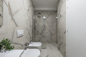 Douche, sĂšche-cheveux, bidet, serviettes fournies