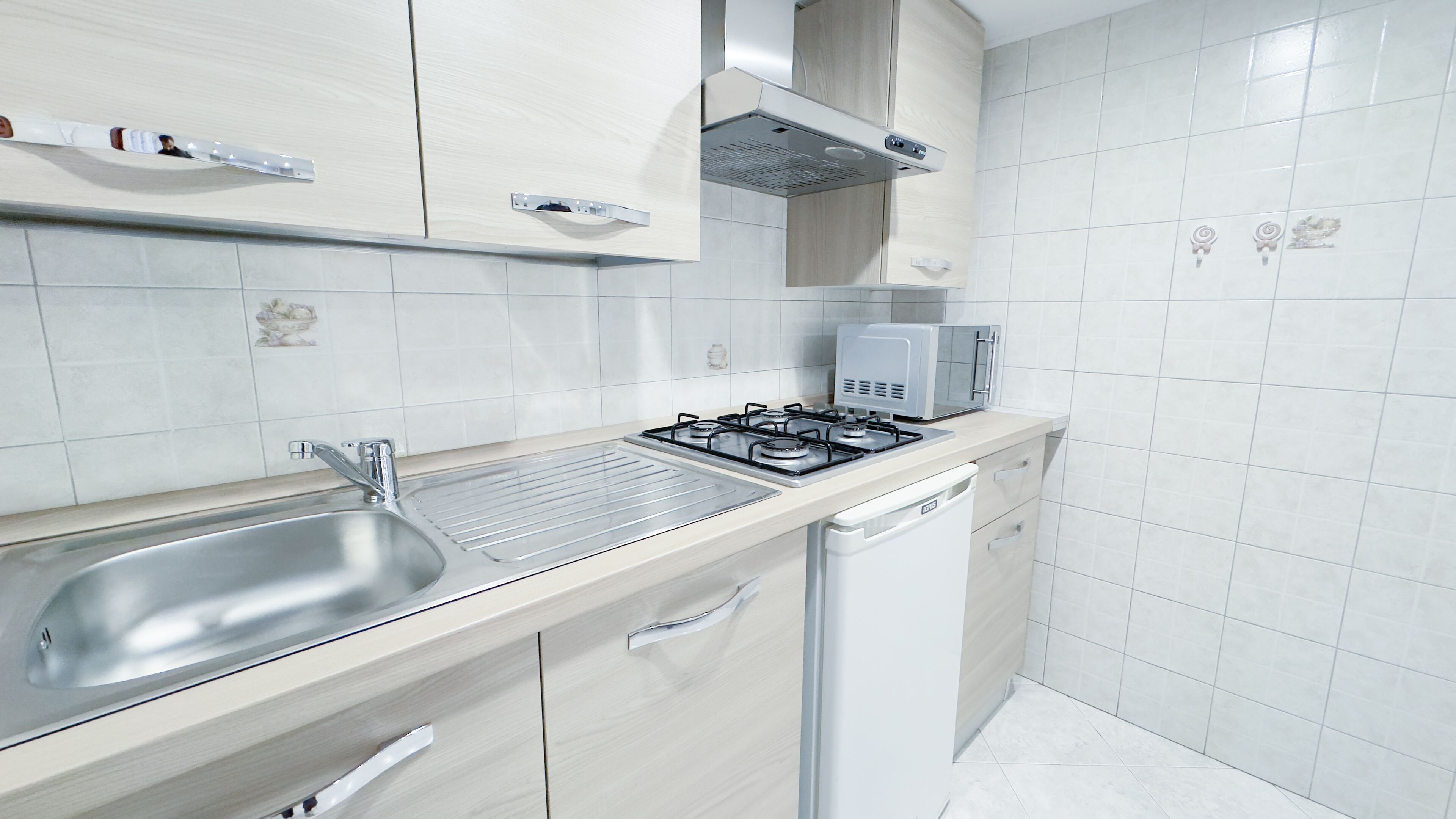 Kühlschrank, Mikrowelle, Herdplatte, Kochgeschirr/Geschirr/Besteck