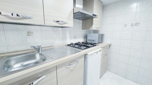 Kühlschrank, Mikrowelle, Herdplatte, Kochgeschirr/Geschirr/Besteck