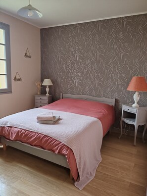 3 chambres, fer et planche à repasser, lit parapluie, Wi-Fi gratuit