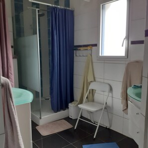 Douche, sèche-cheveux, serviettes fournies, savon