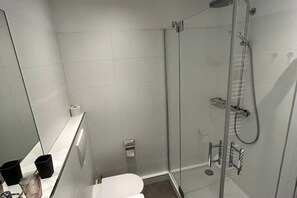 Shower, hair dryer, towels, soap - Hahnenklee Charme - modern apartment with 2 balconies (Goslar)