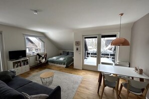 Tv, ett bordtennisbord och böcker