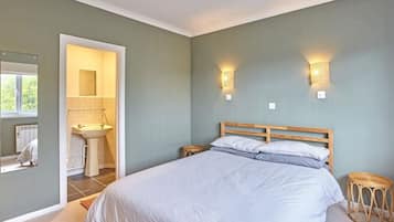 2 bedrooms, desk, iron/ironing board, free WiFi