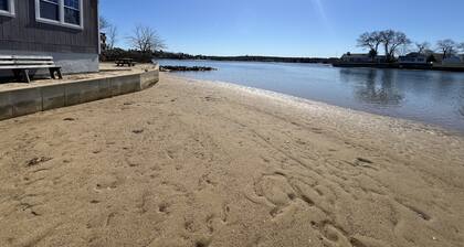 Adorable beach house - 5 min walk to private beach