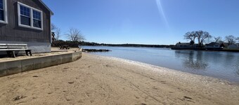 Adorable beach house - 5 min walk to private beach