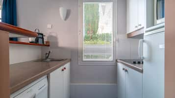 Fridge, microwave, dishwasher, coffee/tea maker