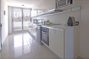 Family Apartment, Sea View | Private kitchen