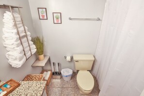 Studio | Bathroom | Shower, towels