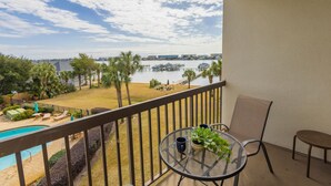 Ein Balkon mit Blick auf einen Yachthafen und ein Schwimmbad.