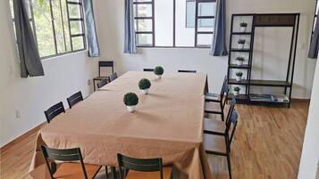 Habitación, 1 habitación, balcón, vista a la ciudad | Comedor