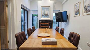 House, 5 Bedrooms, 2 Bathrooms, Mountain View | Living area