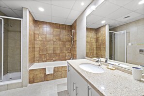 Secadora de cabello, toallas, papel de baño