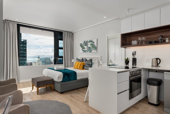 1 bedroom, iron/ironing board, WiFi, bed sheets - Bright Studio With City Views - No Load-shedding (Cape Town)