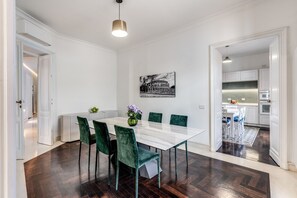 Dining - Barberini Luxury Apartment (Roma)