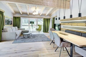 Comfort Apartment (Top 16) | Living area | Flat-screen TV, heated floors