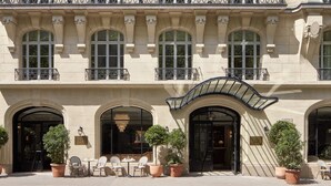 A historic building with ornate balconies, large windows, and outdoor seating. - Miiro Le Grand Hôtel Cayré (Paris)